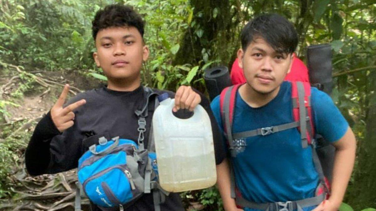 Muhammad Afif (baju biru) bersama temannya saat mendaki Gunung Marapi yang mengalami erupsi, Minggu (3/12/2023).