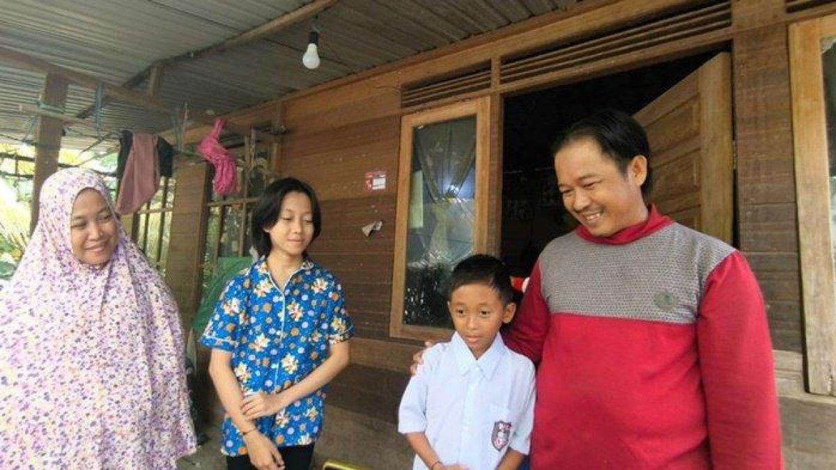 Muhammad Arfit Hidayatullah saat bersama kakak perempuan dan kedua orangtuanya.