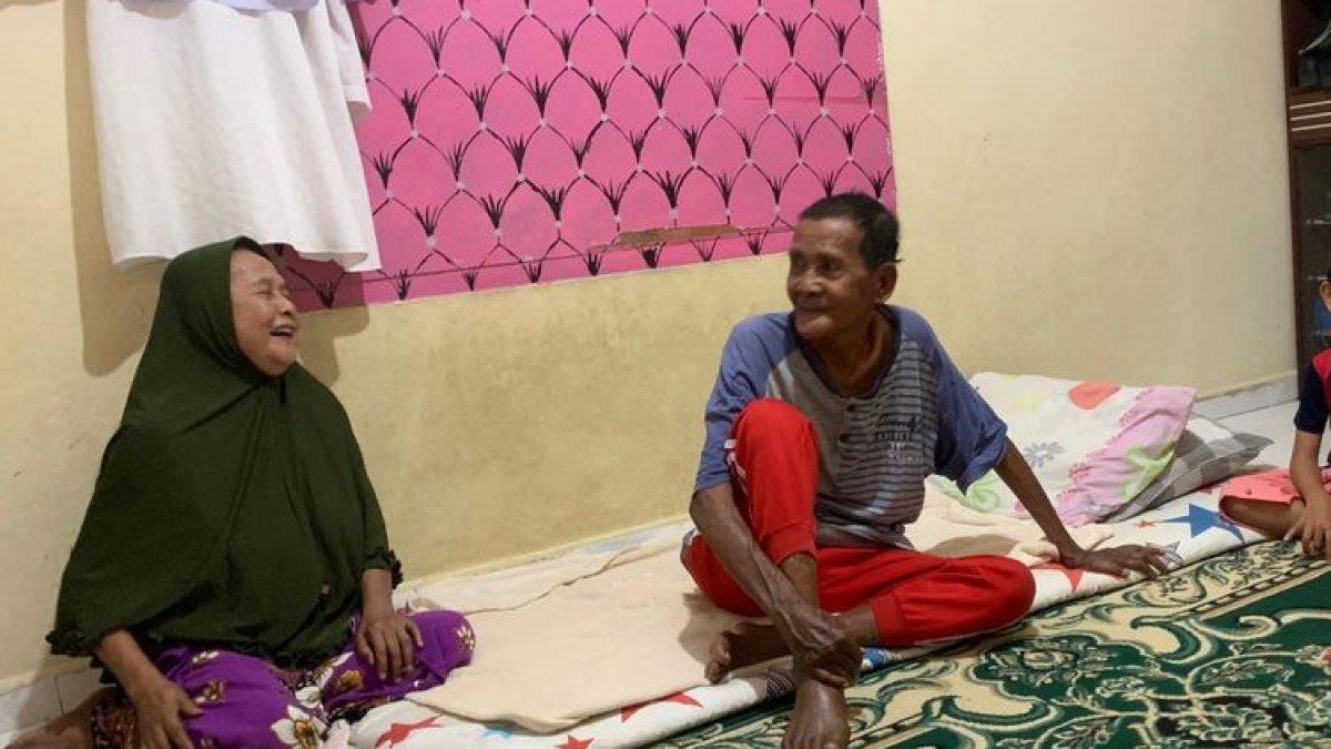 Muhammad Sani (73) ditemani adiknya Rosnah.