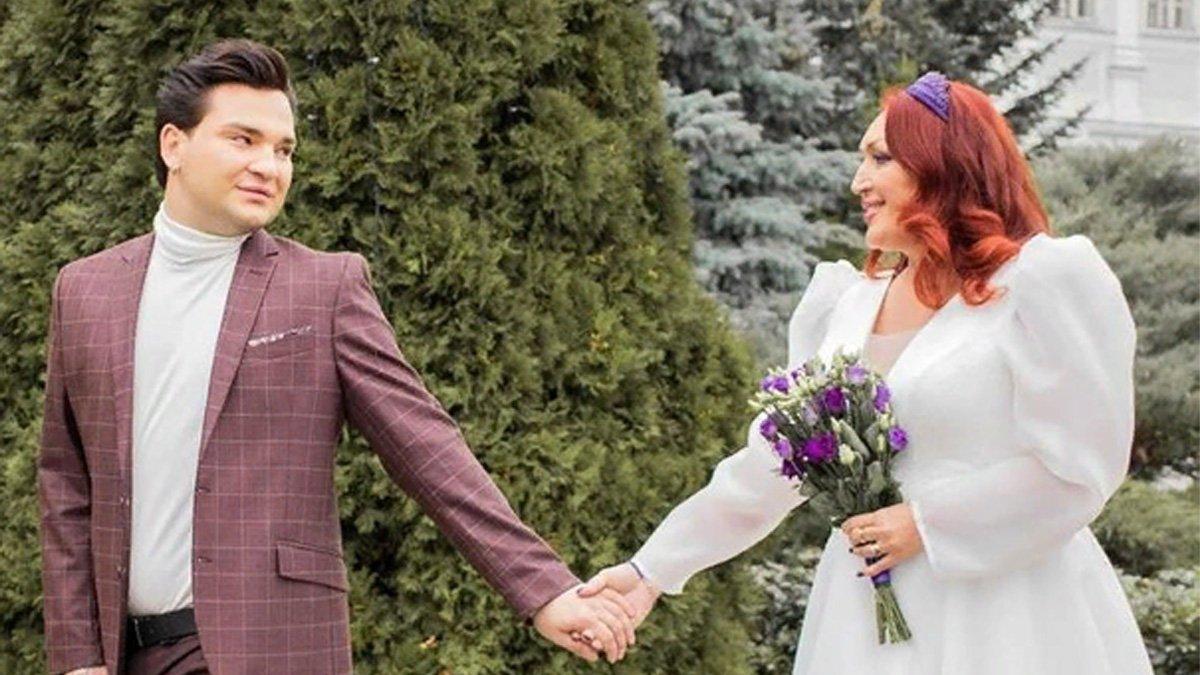 Musisi asal Rusia, yakni Aisylu Chizhevskaya-Mingalim menikahi anak angkatnya, Daniil.