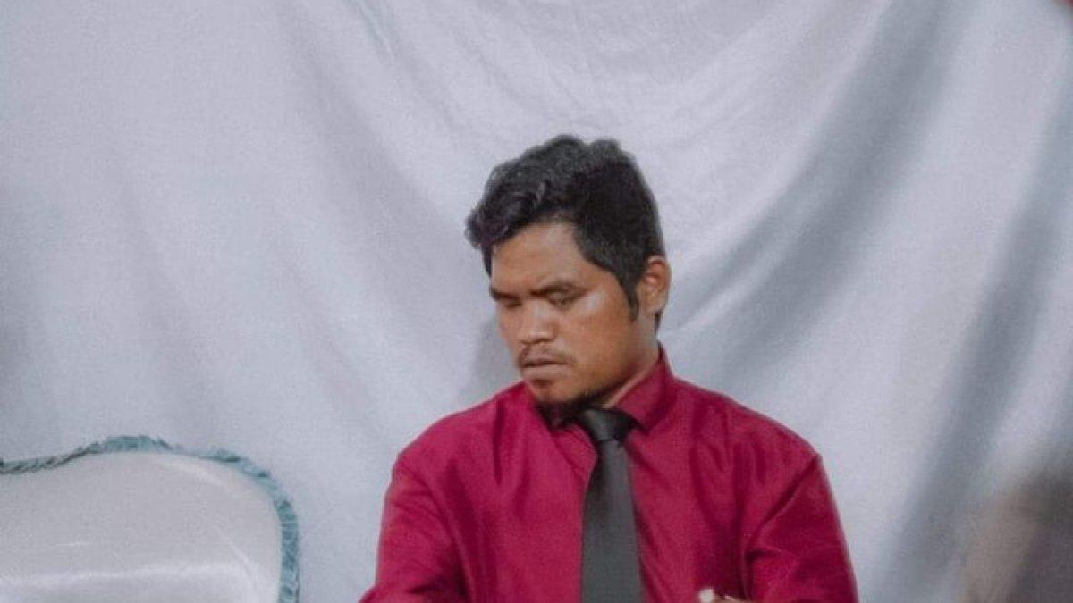 Musisi difabel Manggarai Timur dan Manggarai, NTT, Yohanes Rongga (29) sedang bermain keyboard, Minggu, (5/11/2023).