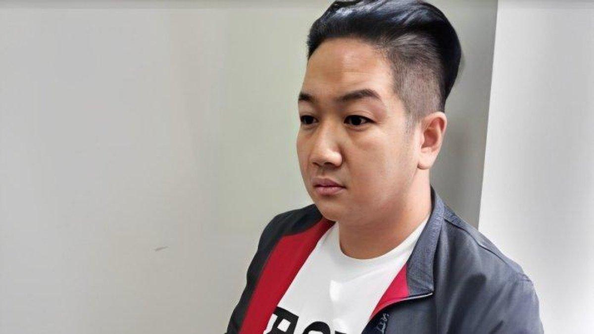 NAPI JALAN-JALAN - Narapidana kasus korupsi Agus Hartanto tepergok jalan-jalan ke luar penjara dan ditangkap kembali pada Kamis (22/12/2024). Dia kini akan dipindahkan ke Lapas Nusakambangan dari Lapas Kedungpane Semarang, petugas lapas ikut dihukum kena sanksi disiplin.