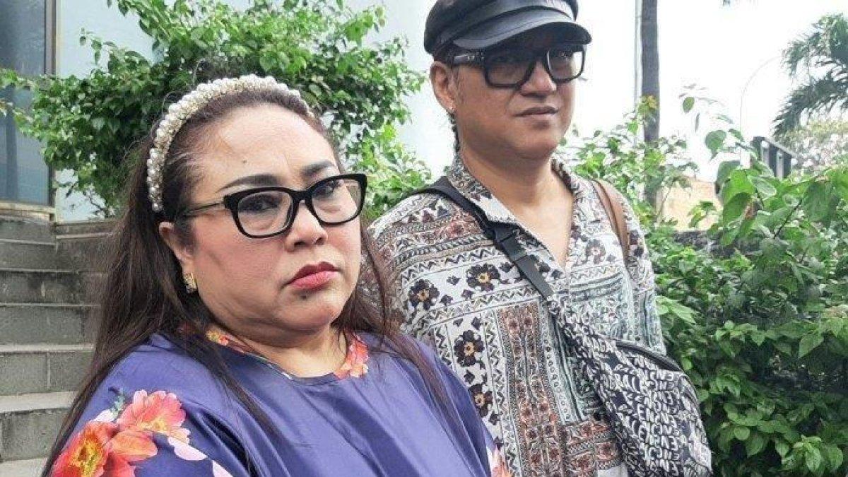 NUNUNG IYAN SAMBIRAN - Foto dokumen pelawak Nunung Srimulat ditemani Iyan Sambiran, suami dan manajernya, di TransTV, Jalan Kapten Tendean, Mampang Prapatan, Jakarta Selatan, Senin (6/2/2023). Nunung dan Iyan Sambiran kini tinggal di kos-kosan bersama suami usai jual rumah demi keluarga.