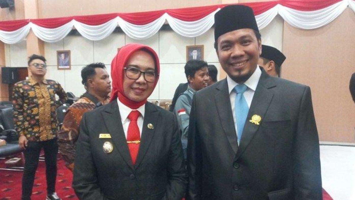 Bakal pasangan calon Walikota dan Wakil Walikota di Pilkada Bontang 2024, Najirah-Muhammad Aswar saat ditemui awak media pada acara pelantikan dan pengambilan sumpah janji anggota DPRD Bontang periode 2024-2029 di kompleks DPRD Bontang, Kamis (15/8/2024).