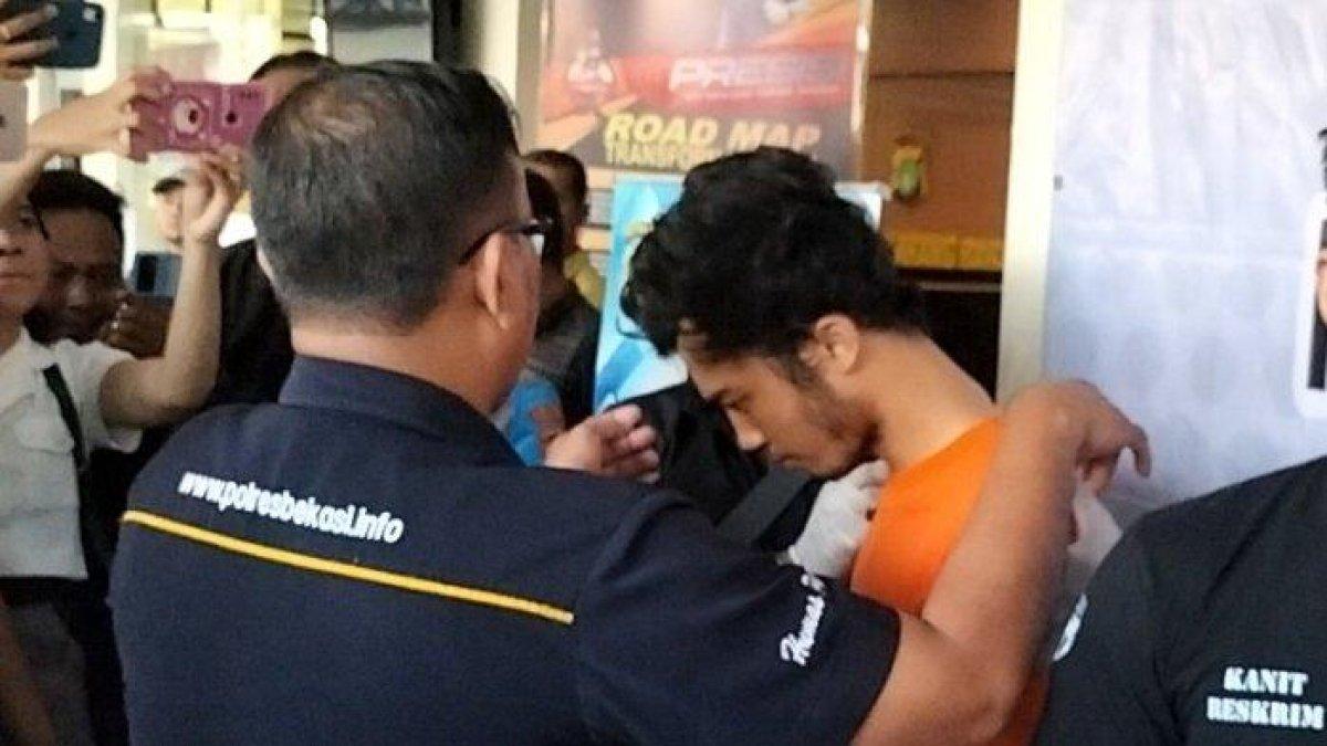 Nando (25), suami yang tega bunuh istrinya sendiri Mega Suryani Dewi (24) di Cikarang Barat, Kabupaten Bekasi.