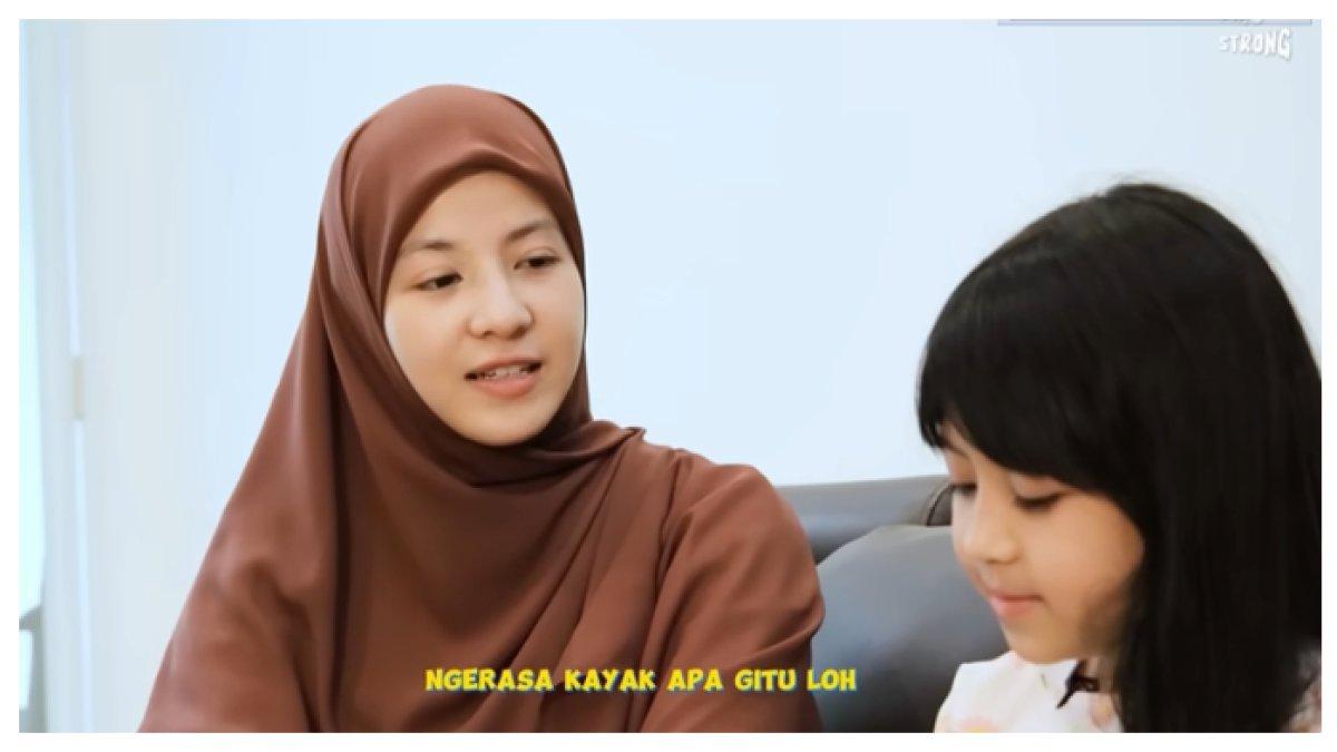 Natasha Rizky berdialog dengan putrinya, meminta untuk menceritakan apa yang dirasakan saat di sekolah.