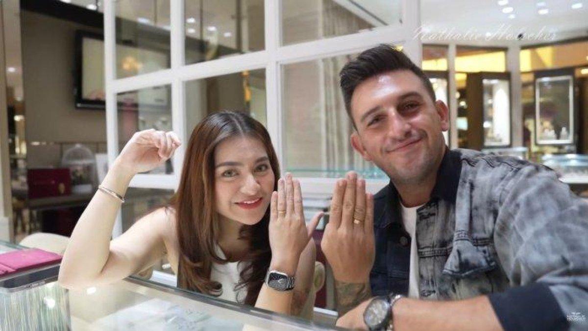 Nathalie Holscher dan Ladislao pamer cincin di jari manis
