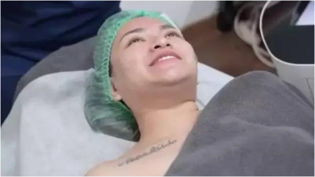 Nathalie Holscher memutuskan untuk menghapus tato di bagian dada