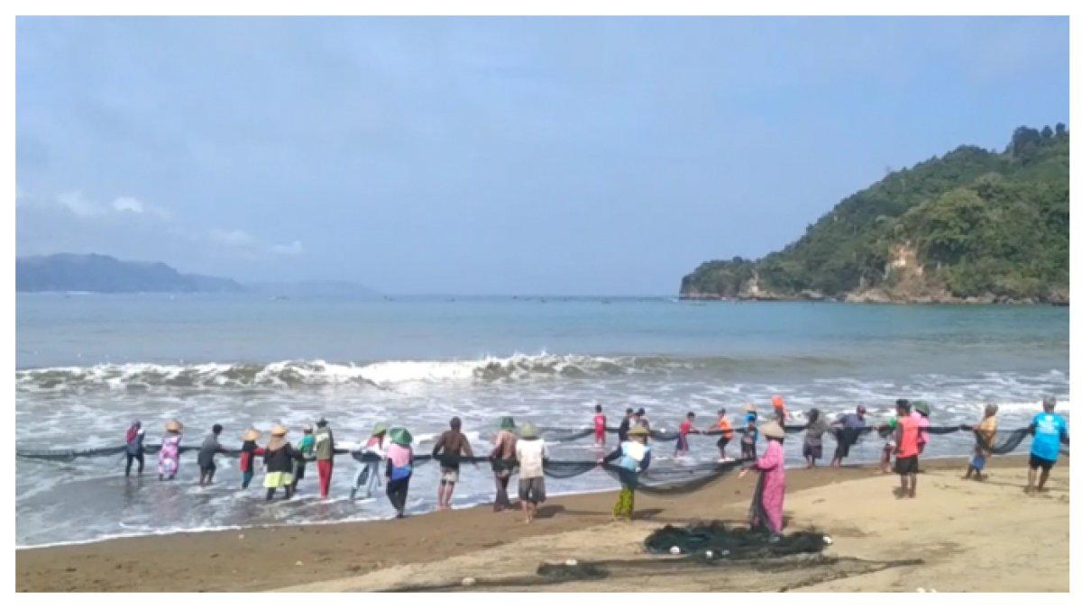 NELAYAN - Nelayan di Pantai Sine di Kalidawir, Kabupaten Tulungagung, Jawa Timur.