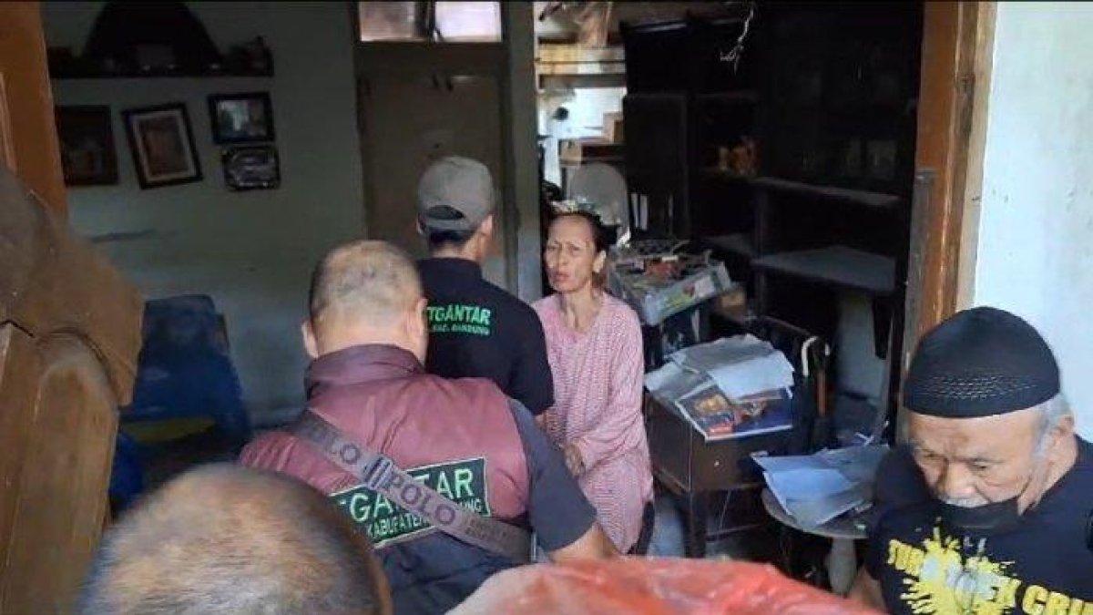 Nenek Guritno saat akan dievakuasi dari rumahnya di Sukamenah Indah yang terbengkalai, Senin (2/10/2023).
