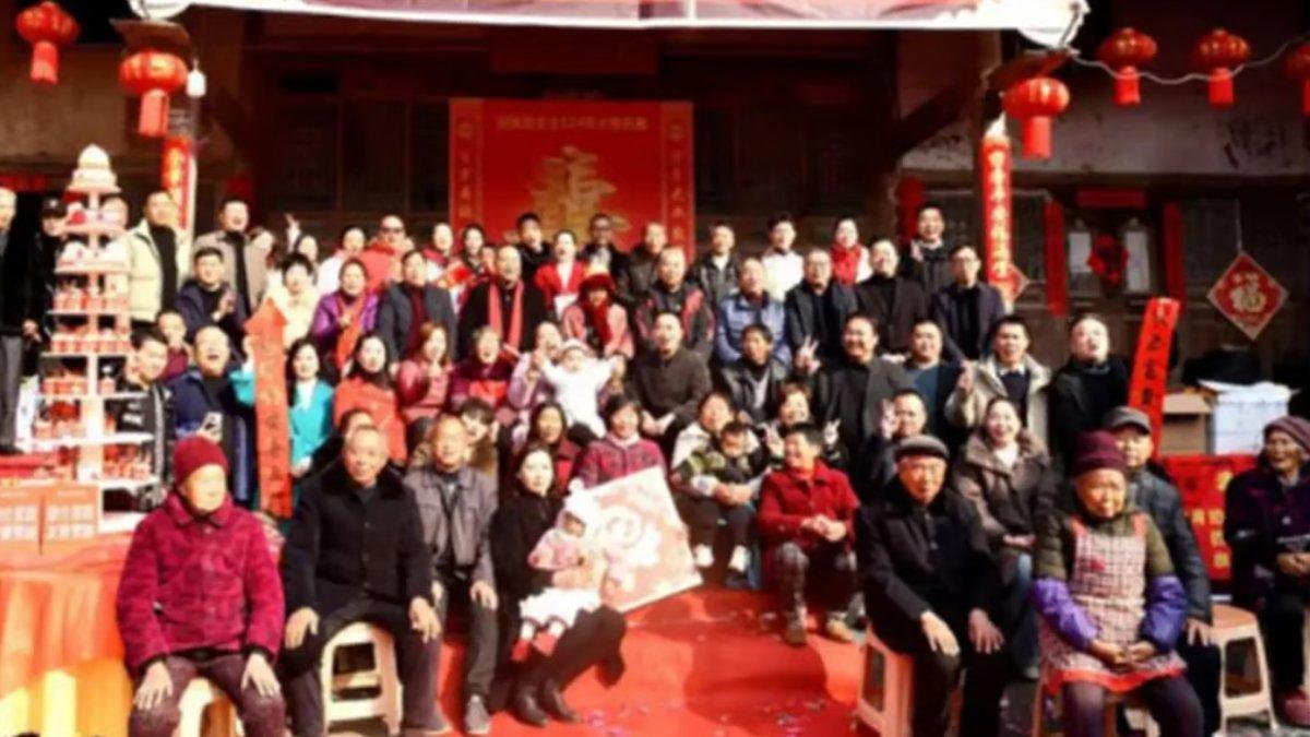 Nenek bernama Qiu Chaishi berusia 124 tahun asal China foto bersama keluarga besar.
