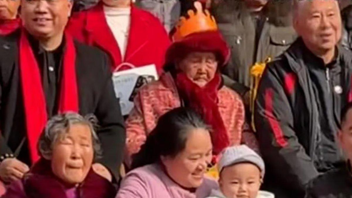 Nenek bernama Qiu Chaishi berusia 124 tahun asal Nanchong, Sichuan, Tiongkok foto bersama anak dan cucunya.