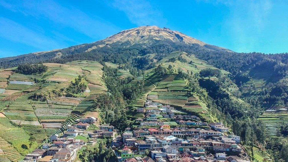 WISATA NEPAL VAN JAVA - Desa ini menawarkan pemandangan rumah-rumah bertingkat di lereng gunung, menciptakan suasana seperti di Nepal yang memukau para wisatawan.