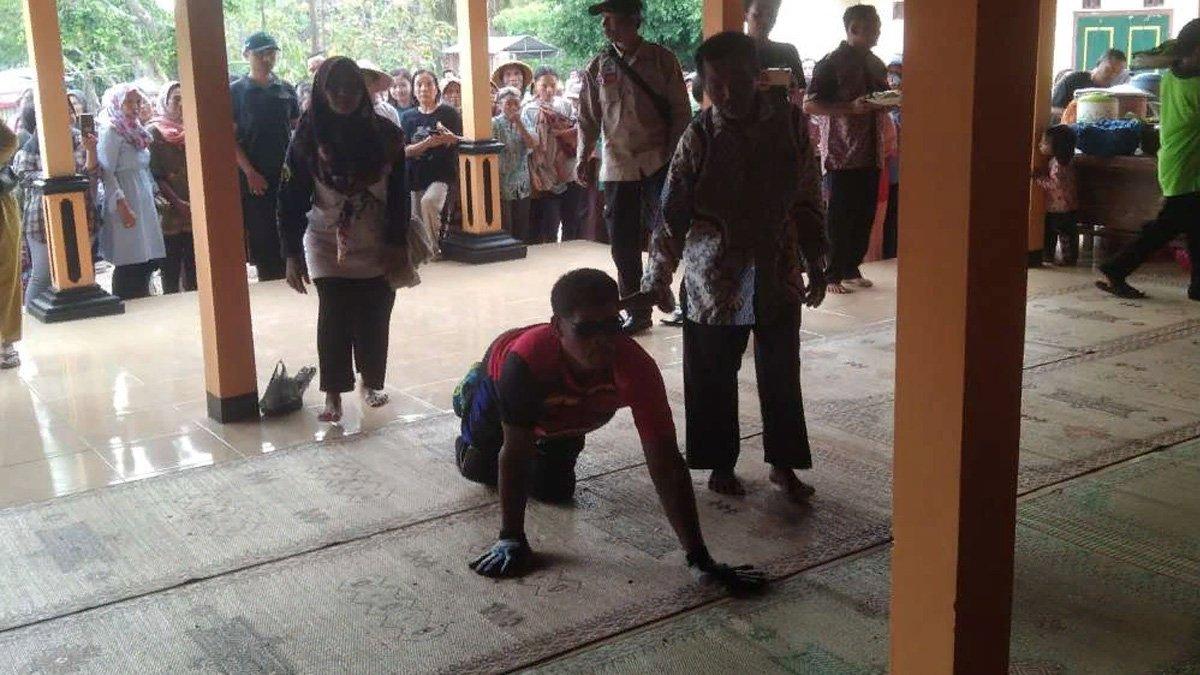 Ngatimin, warga di Padukuhan Karangnongko, Kemiri merangkak sejauh satu kilometer