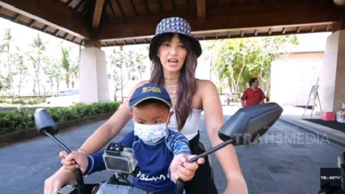 Nia Ramadhani naik motor bersama putranya Magika.