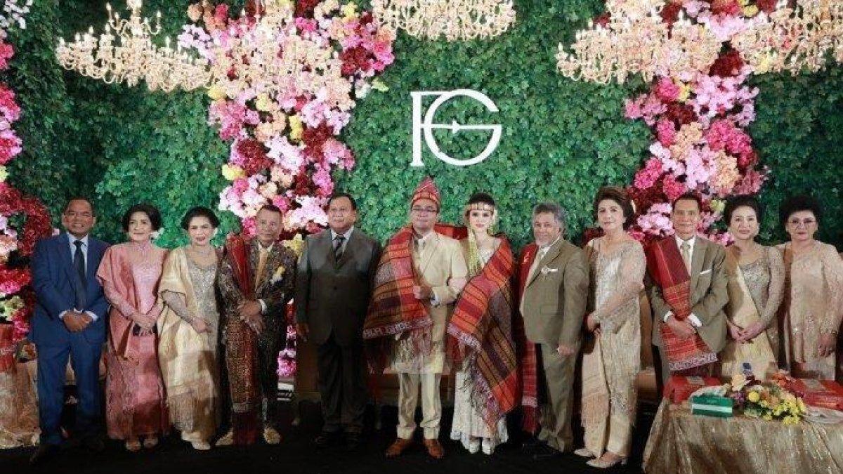 Menteri Pertahanan RI Prabowo Subianto sekaligus bacapres 2024, ada Anies Baswedan, Sandiaga Uno, Erick Thohir, Airlangga Hartarto hingga Zulkifli Hasan tampak menghadiri resepsi pernikahan dan adat Batak anak bungsu Hotman Paris Hutapea, Fritz Hutapea dan Chen Giovani yang digelar di Balai Samudra Jakarta, Sabtu (16/9/2023).
