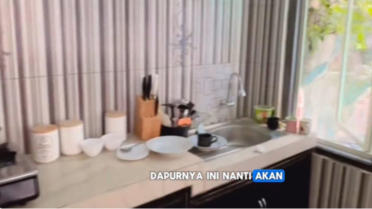 RUMAH NIKEN SALINDRY - Potret rumah Niken Salindry diambil dari YouTube pada Jumat (21//22025). Niken Salindry memiliki dapur yang akan direnovasi lagi.