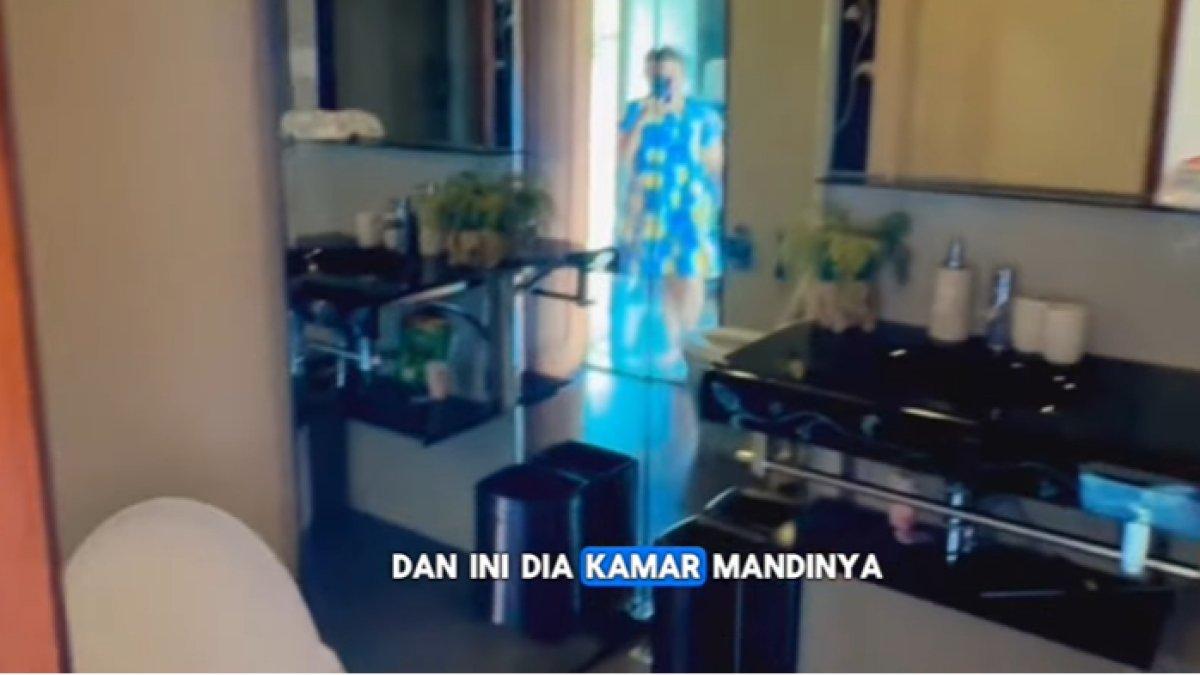 RUMAH NIKEN SALINDRY - Potret rumah Niken Salindry diambil dari YouTube pada Jumat (21//22025). Niken Salindry memiliki kamar mandi pribadi di kamarnya.