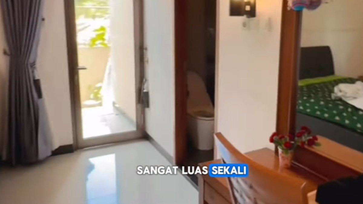 RUMAH NIKEN SALINDRY - Potret rumah Niken Salindry diambil dari YouTube pada Jumat (21//22025). Niken Salindry memiliki kamar yang luas.