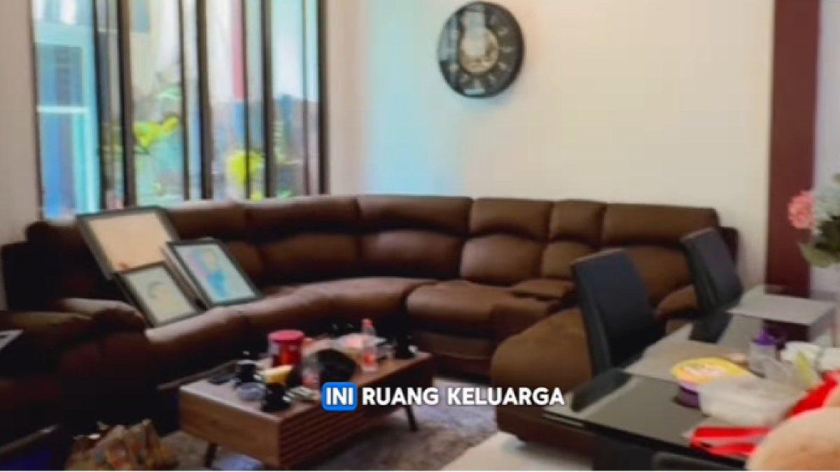 RUMAH NIKEN SALINDRY - Potret rumah Niken Salindry diambil dari YouTube pada Jumat (21//22025). Niken Salindry memiliki ruang keluarga yang nyaman dan hangat.