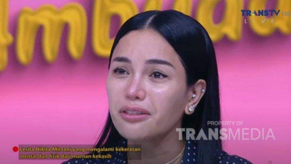 Nikita Mirzani mengaku menangis setiap hari gara-gara Rizky Irmansyah.
