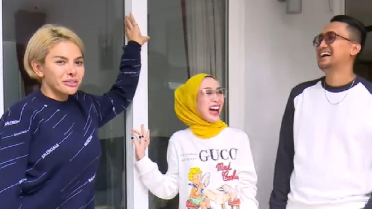 NIKITA DAN REZA - Momen Nikita Mirzani dan Reza Gladys diambil dari YouTube pada Minggu (23/2/2025). Nikita Mirzani sempat menyambangi rumah Reza Glady dan memujinya.