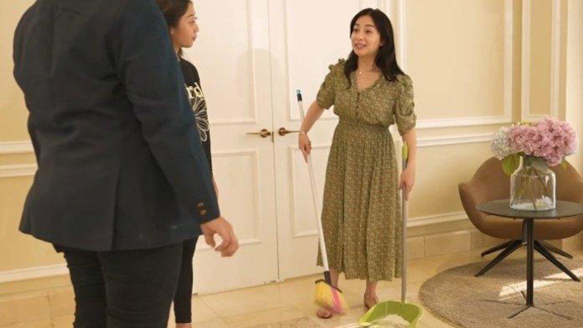 Nikita Willy belajar menyapu.