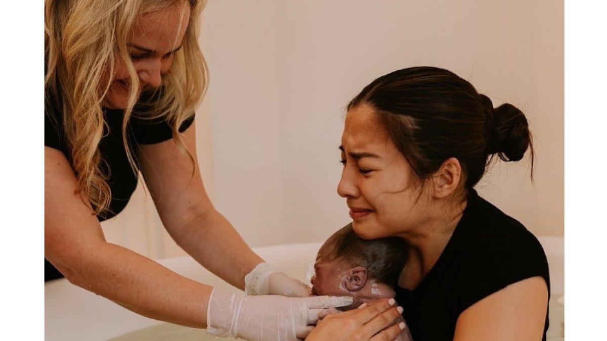Nikita Willy melahirkan anaknya dengan metode water birth
