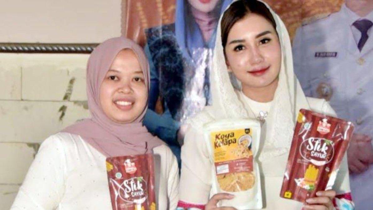Ketua Dewan Kerajinan Nasional Daerah (Dekranasda) Trenggalek, Novita Hardini memfasilitasi pemasaran dan endorse gratis untuk pelaku UMKM di Kabupaten Trenggalek melalui program e-Bun.