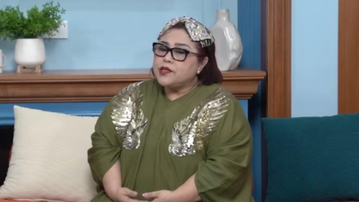 NUNUNG TINGGAL DI KOS - Potret Nunung diambil dari YouTube, Senin (24/2/2025). Nunung mengaku kini tinggal di kos-kosan bersama sang suami.