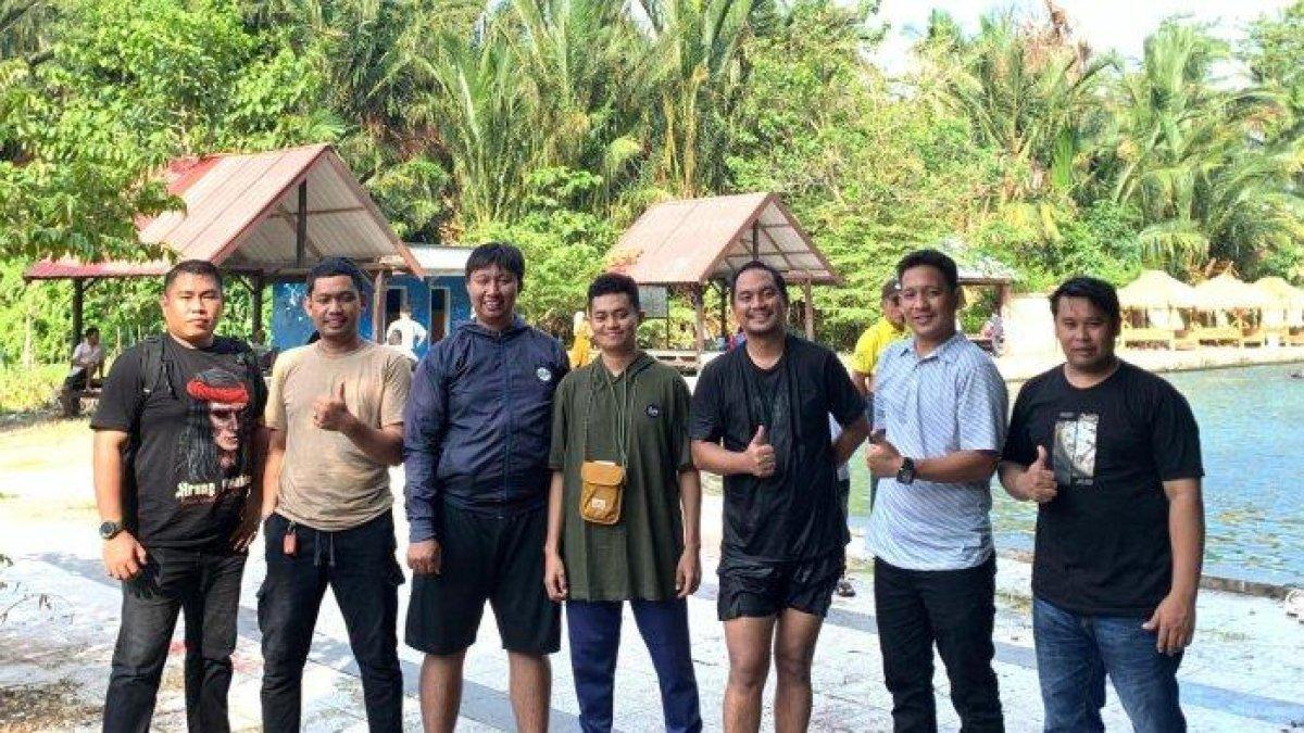 OBJEK WISATA – Pengunjung menikmati segarnya air di Permandian Alam Lanca, Desa Lanca, Kecamatan Tellu Siattinge, Kabupaten Bone, Sulsel, Minggu (13/4/2025). Tiket masuk hanya Rp10 ribu per orang.