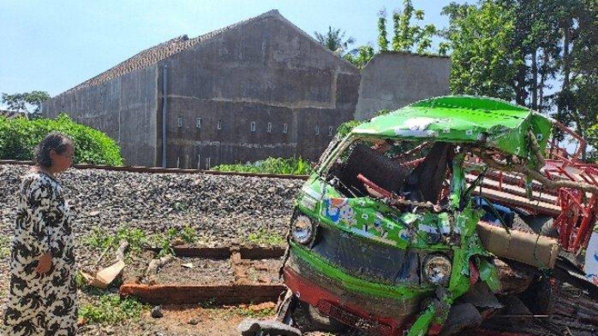 Odong-odong milik Liswanto yang tertemper KA di Desa Panggungrejo, Kecamatan Kepanjen, Kabupaten Malang, Minggu (24/12/2023)