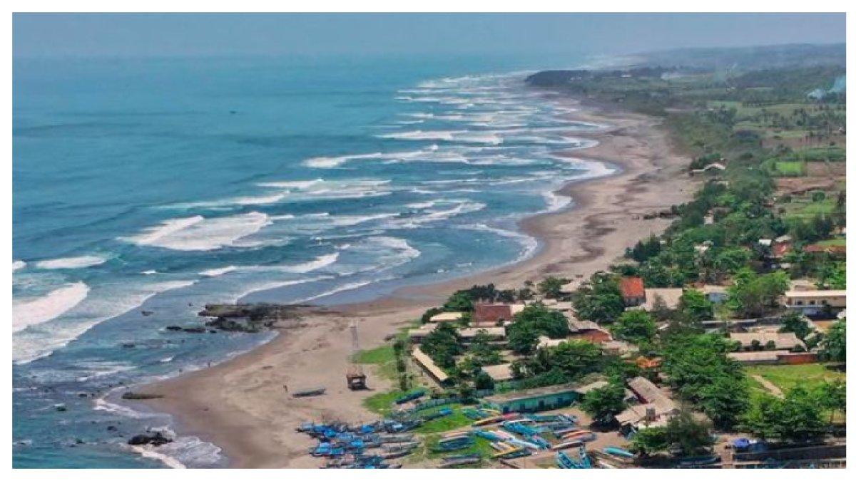 PANTAI OMBAK BESAR - Pantai dengan ombak besar dan panorama sunset yang indah ini siap memanjakan liburan Lebaran 2025 dengan suasana yang menenangkan.