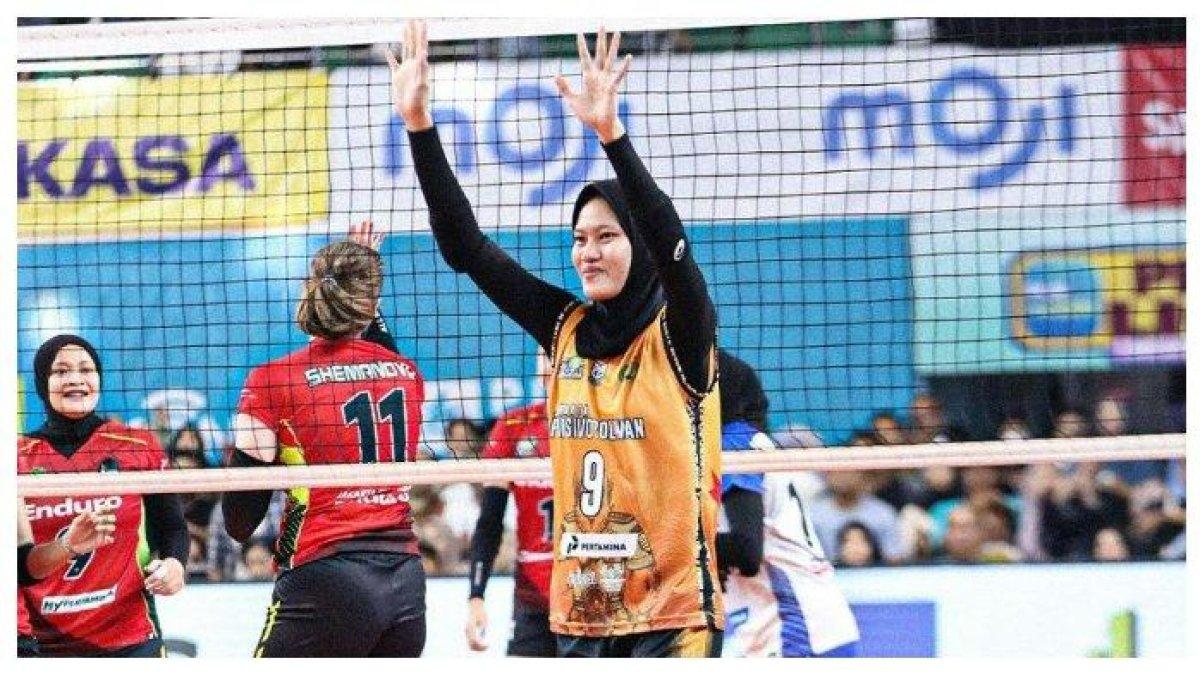 Opposite Jakarta Popsivo Polwan, Arsela Nuari Purnama saat berselebrasi di pertandingan Proliga 2024.