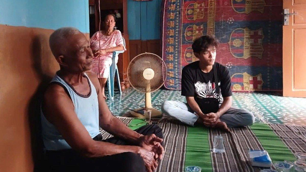 Orang tua Aditya, Suminto (kiri) dan Sekar (tengah), saat ditemui di rumah duka