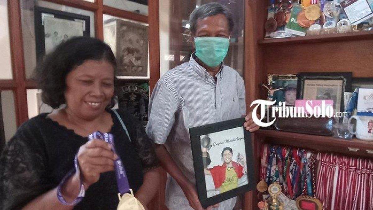 Orangtua Gregoria Mariska berjualan baju di pasar