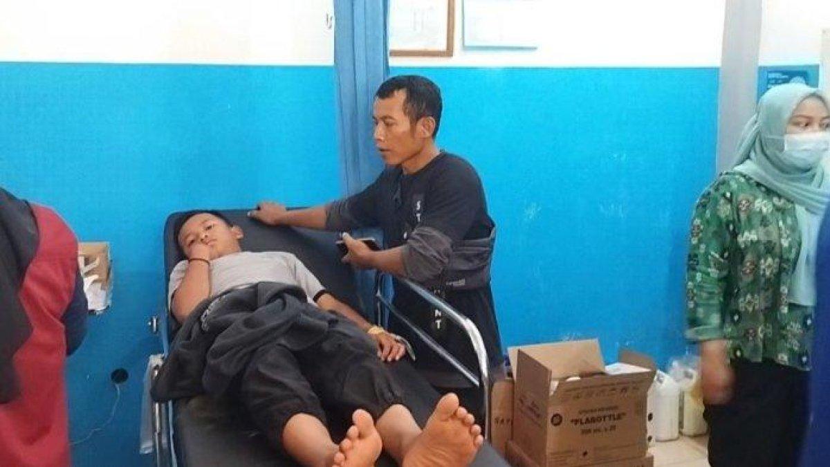 Orangtua siswa saat menunggu anaknya yang keracunan di Puskesmas Saguling, Kamis (28/9/2023)