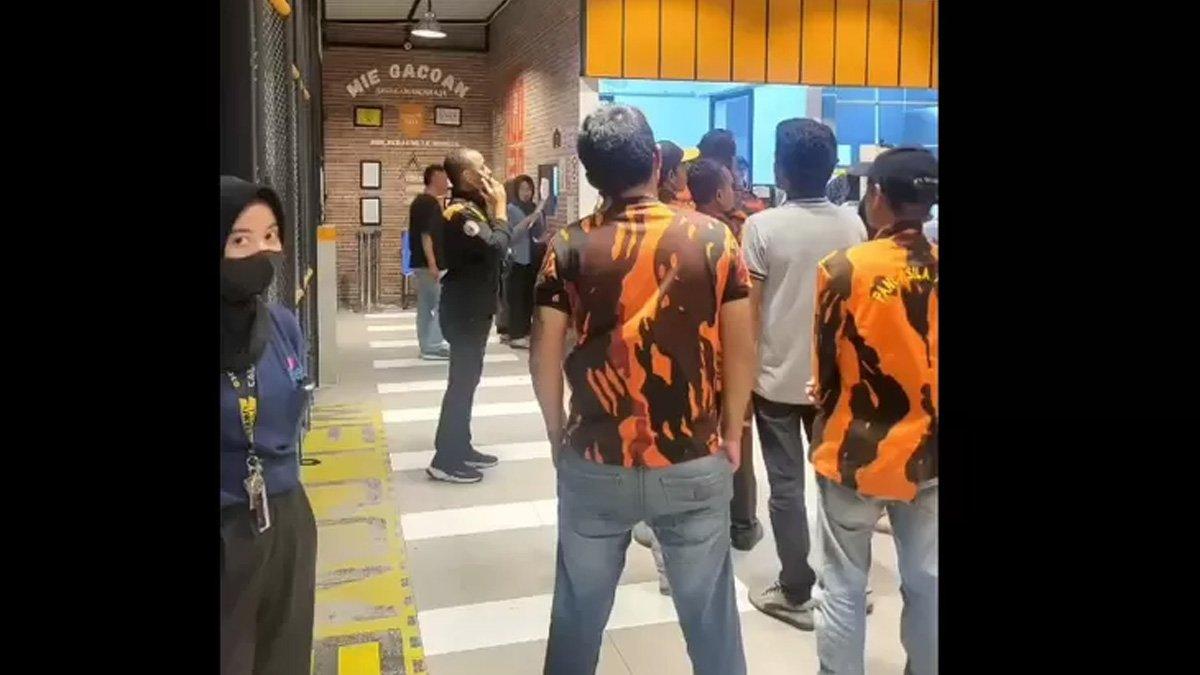 Ormas Pemuda Pancasila datangi Mie Gacoan Sisingamaraja Medan.