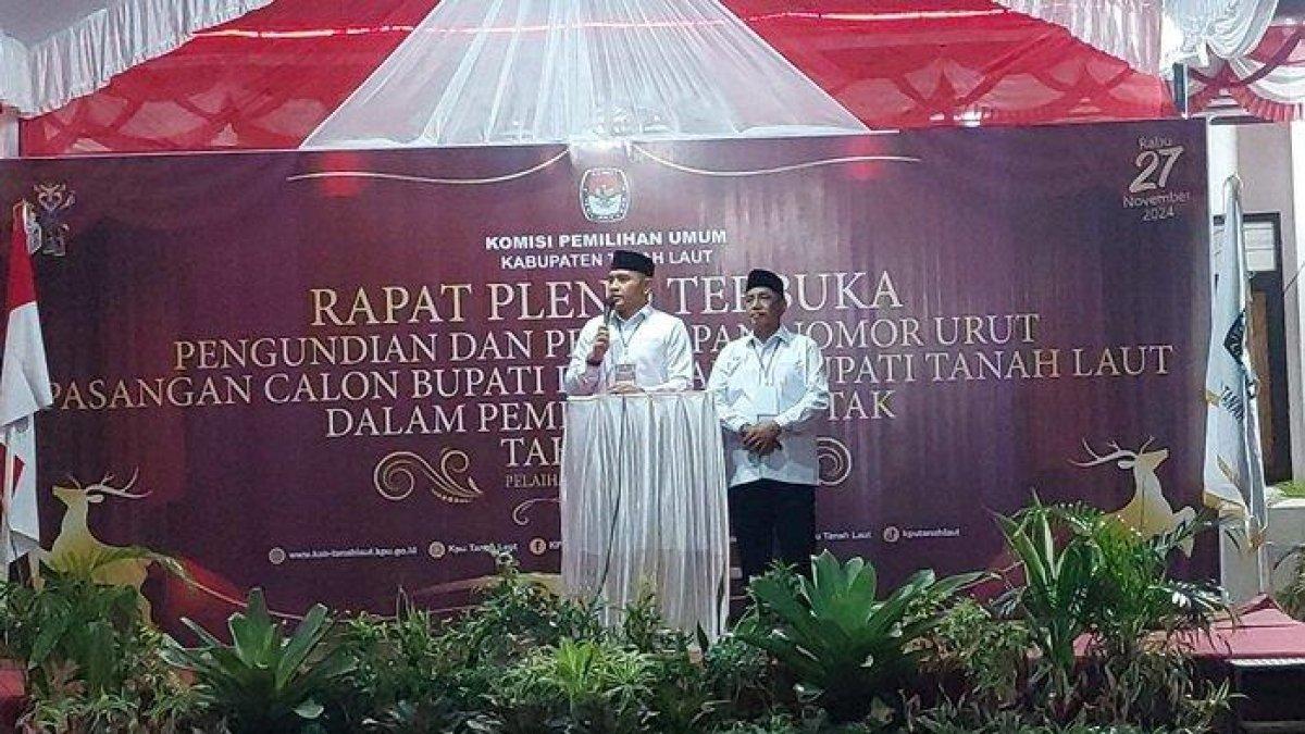 H Rahmat Trianto-HM Zazuli menyampaikan pidato singkat seusai pengundian nomor urut di KPU Tala, Senin. (23/9) malam.