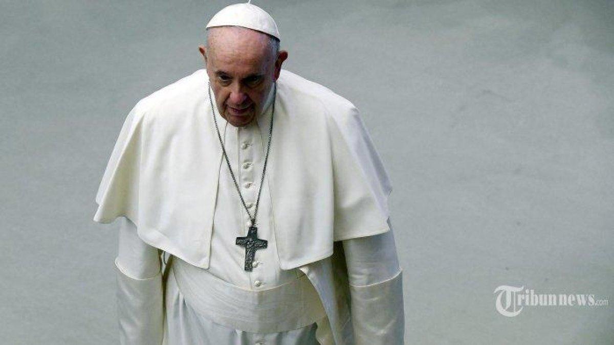 PAUS FRANSISKUS KRITIS - Paus Fransiskus berjalan selama audiensi umum di Aula Paulus VI di Vatikan, Rabu (5/1/2022). Kondisi kesehatan Paus Fransiskus yang berhari-hari dirawat di rumah sakit hingga dinyatakan kritis.