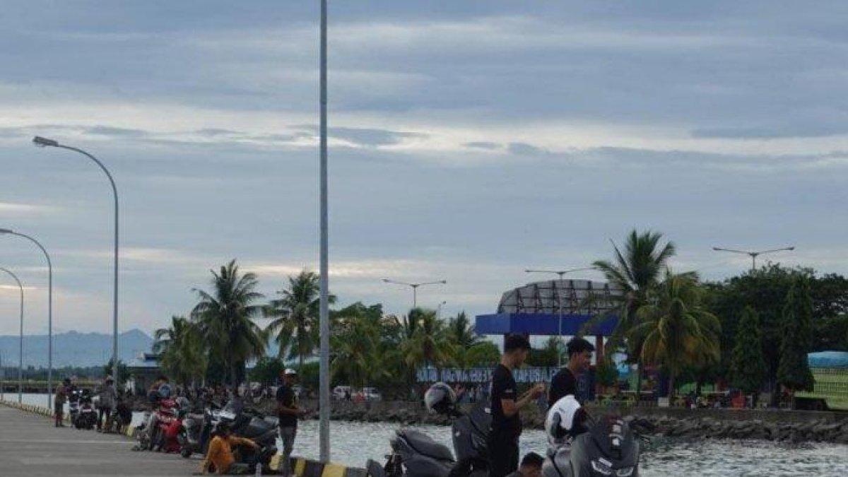 PELABUHAN BAJOE - Potret jejeran pemuda yang memancing di Pelabuhan Penyebrangan Bajoe (7/4/2025). Memancing di Bajoe merupakan destinasi wisata baru bagi kalangan anak muda.