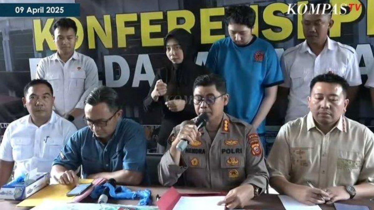 PELAKU PENCABULAN - Pelaku pencabulan terhadap salah seorang keluarga pasien RS Hasan Sadikin Bandung, ditampilkan oleh Ditreskrimum Polda Jabar, Rabu (9/4/2025). Oknum dokter residen Program Pendidikan Dokter Spesialis (PPDS) Fakultas Kedokteran (FK) di salah satu universitas di Sumedang, Jabar, ditetapkan sebagai tersangka.