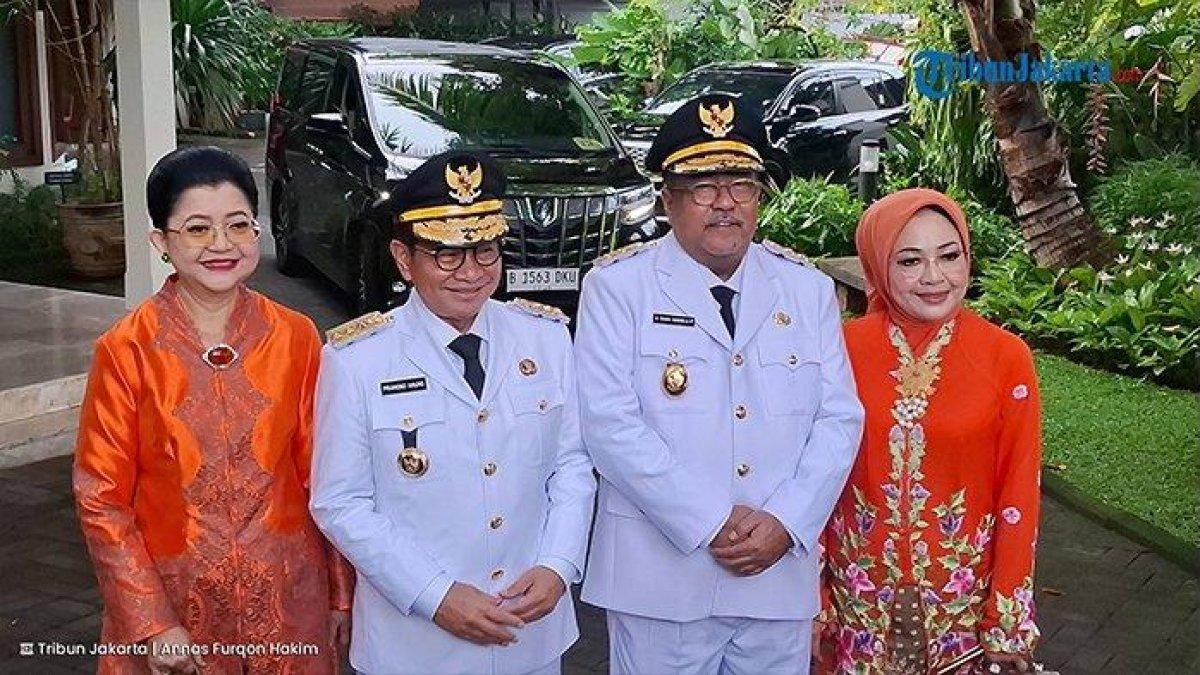 PELANTIKAN PRAM-RANO - Gubernur dan Wakil Gubernur Jakarta terpilih, Pramono Anung dan Rano Karno, berfoto sebelum di kediaman Pramono di Jalan H Ambas, Cipete Selatan, Cilandak, Jakarta Selatan, Kamis (20/2/2025).