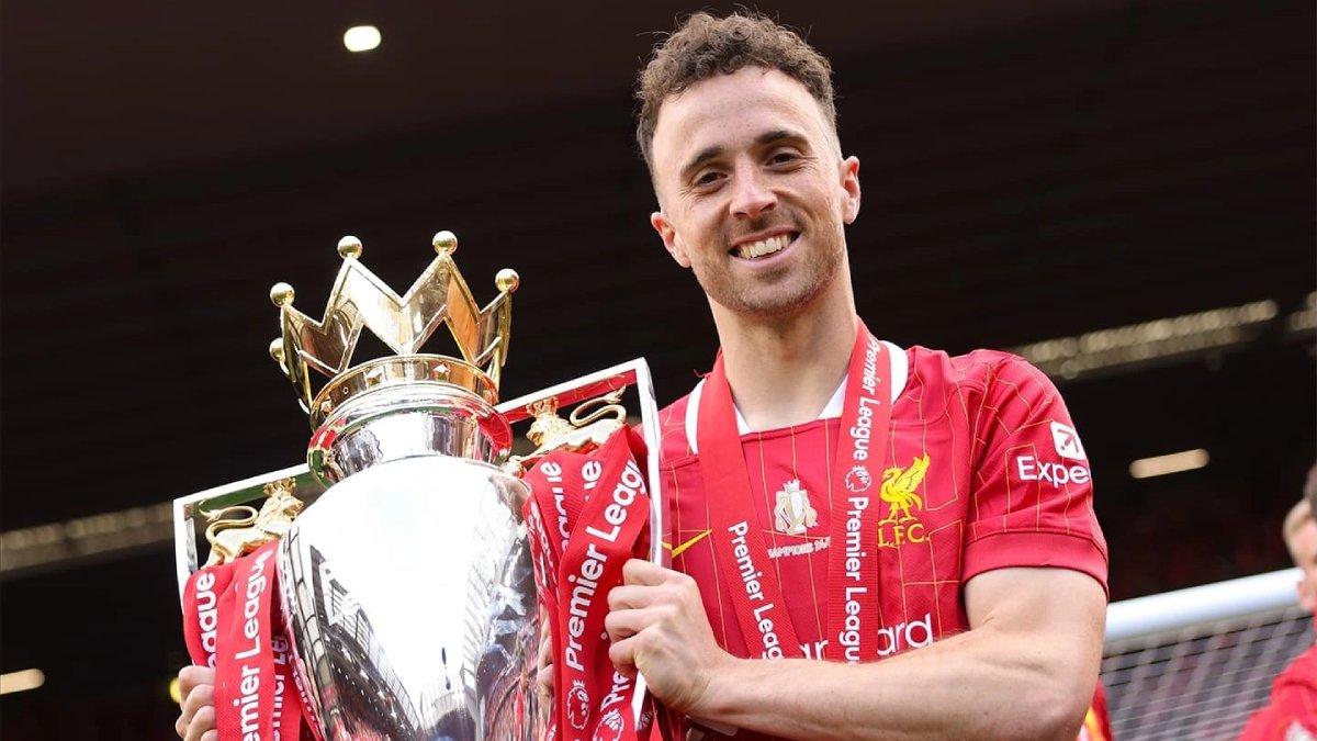 PEMAIN BOLA MENINGGAL - Diogo Jota saat memegang piala Liga Inggris. Diogo Jota meninggal pada 3 Juli 2025.