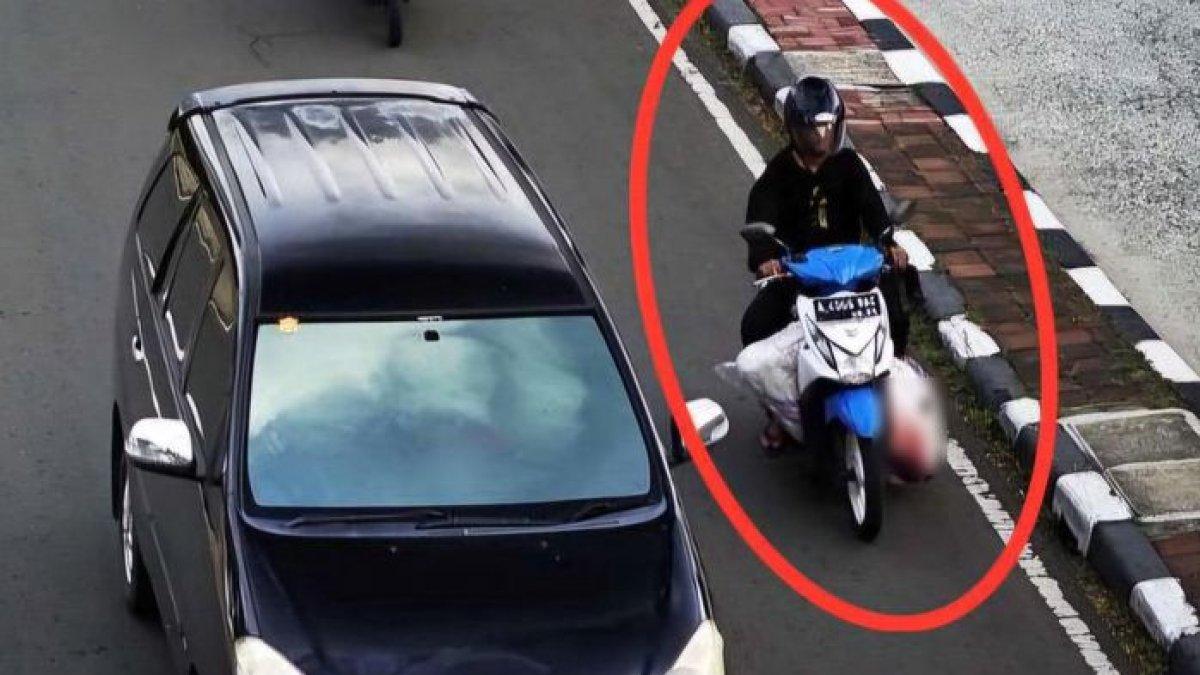 PEMBUNUHAN DI TANGERANG - Pembunuh pria di Tangerang terekam CCTV membawa mayat korban pakai motor.