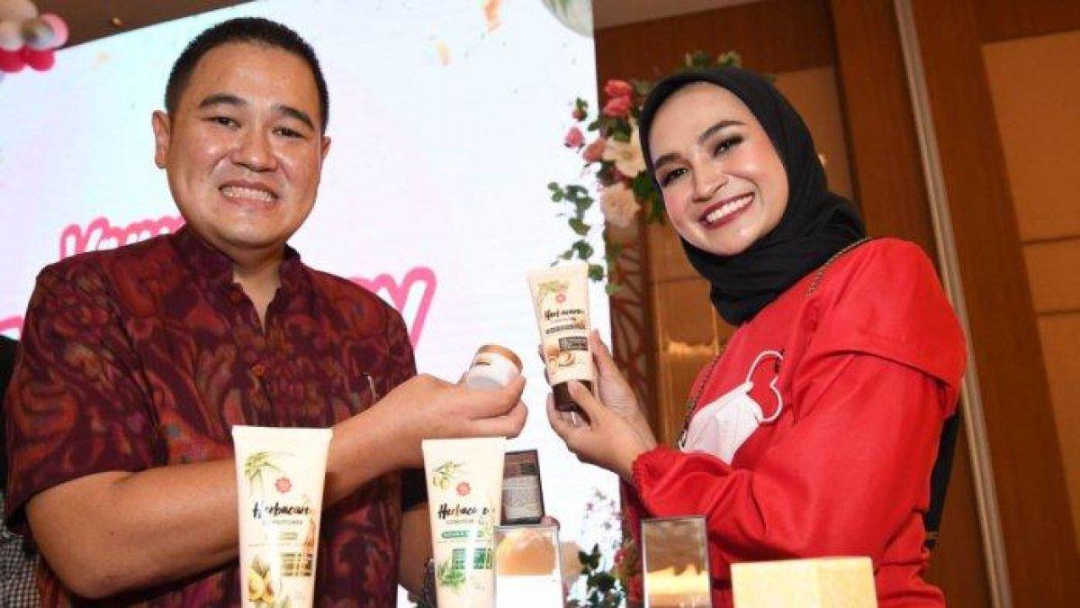 PEMILIK BRAND KOSMETIK - Yusuf Wiharto merupakan pemilik brand kosmetik Viva. Tajir melintir jadi cucu pendiri Viva Cosmetics, Yusuf Wiharta tak suka flexing