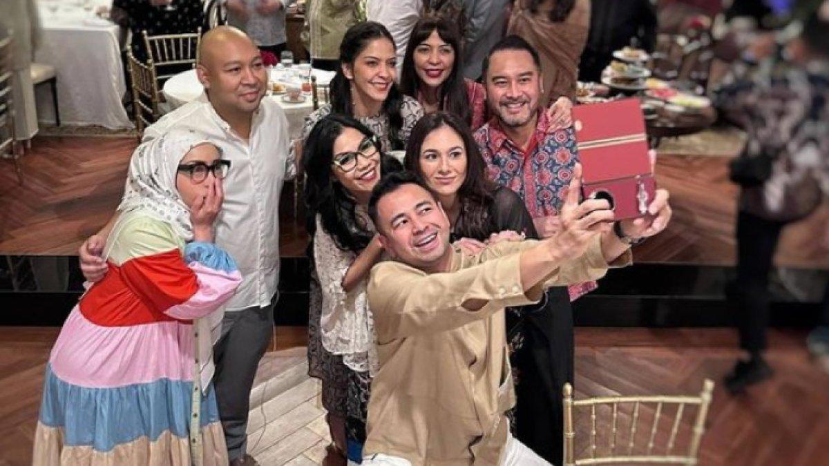 PENAMPILAN MELLY GOESLAW,- Potret terbaru Melly Goeslaw dengan wajah barunya yang disebut-sebut hasil operasi plastik hingga membuat publik pangling.
