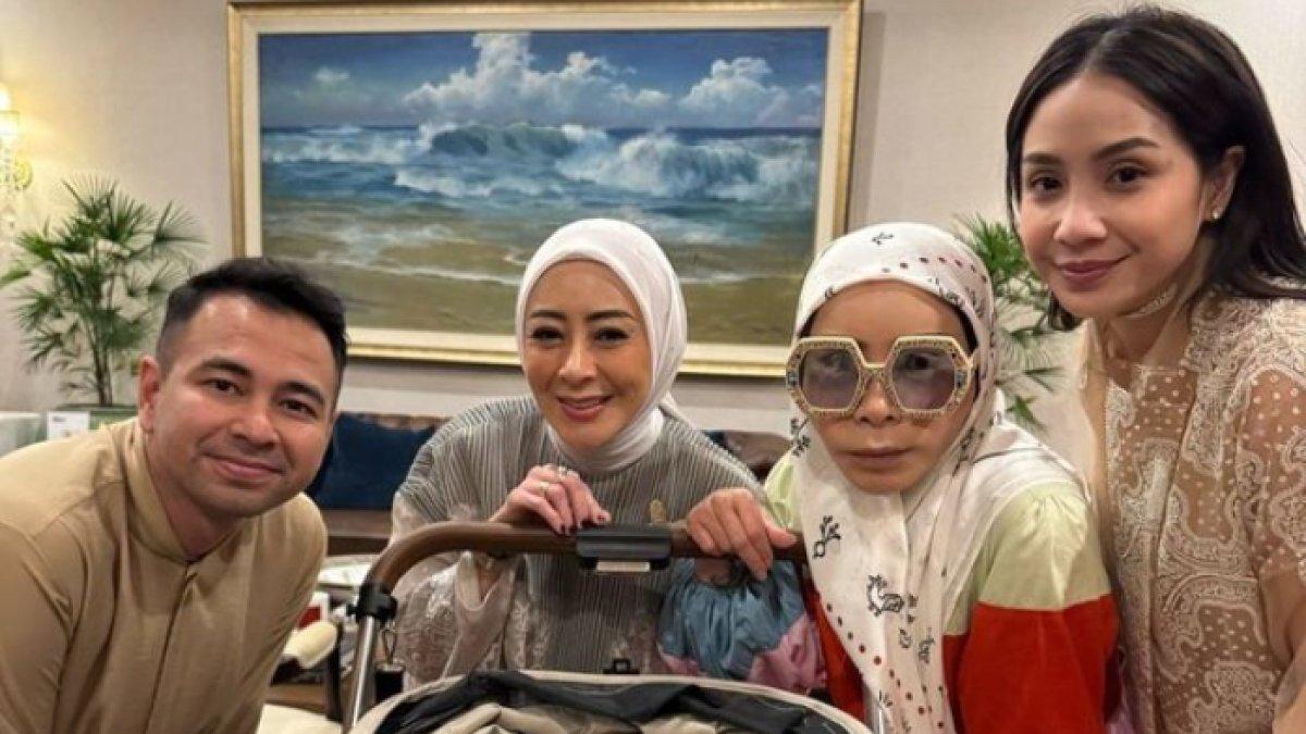 PENAMPILAN MELLY GOESLAW,- Potret terbaru Melly Goeslaw dengan wajah barunya yang disebut-sebut hasil operasi plastik hingga membuat publik pangling.