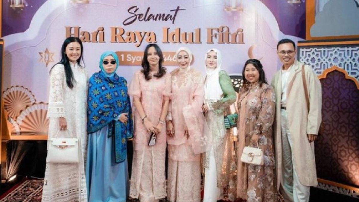 PENAMPILAN MELLY GOESLAW,- Potret terbaru Melly Goeslaw dengan wajah barunya yang disebut-sebut hasil operasi plastik hingga membuat publik pangling.