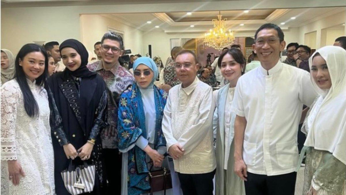 PENAMPILAN MELLY GOESLAW,- Potret terbaru Melly Goeslaw dengan wajah barunya yang disebut-sebut hasil operasi plastik hingga membuat publik pangling.